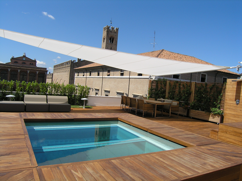 Designes Sonnensegel für den Pool