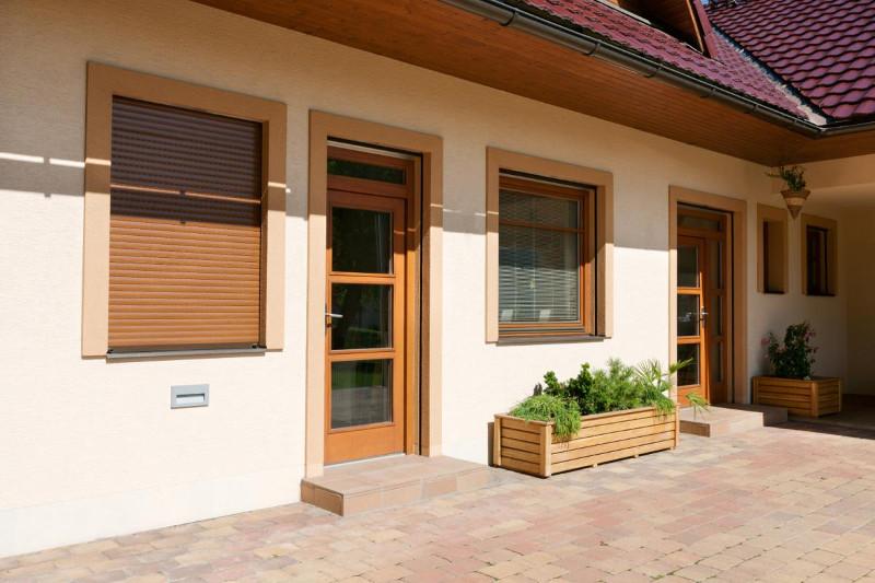 Jalousien, die in Bauüberzüge integriert sind, verschmelzen mit der Fassade des Hauses. Foto Climax