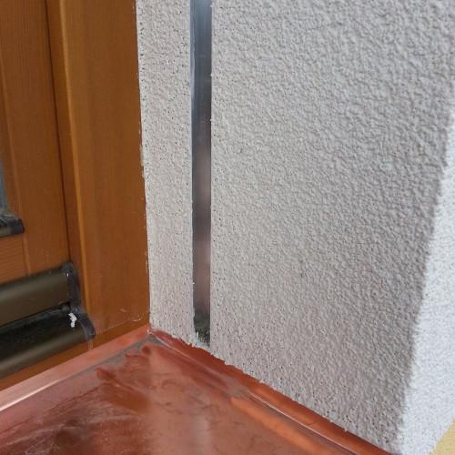 Bei Jalousien für Bauüberzüge ist die seitliche Führungsschienen ästhetisch in die Verputzung integriert. Foto Profirol