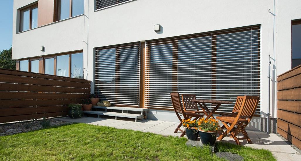 Žalúzie zabudované do podomietkového boxu podčiarkujú rovné línie architektúry domu. Foto Climax