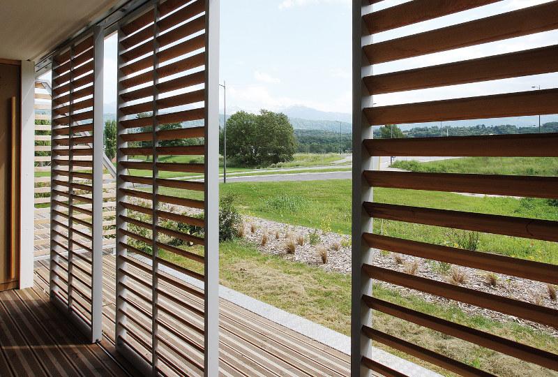 Schiebbare Jalousien für Terrassen und Pergolen. Foto Renson