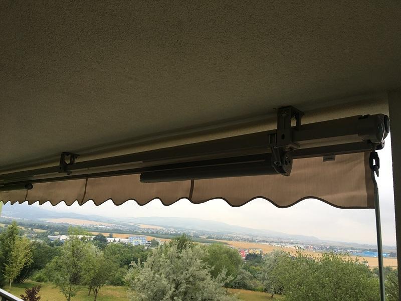 Napravo visí kľuka na manuálne ovládanie