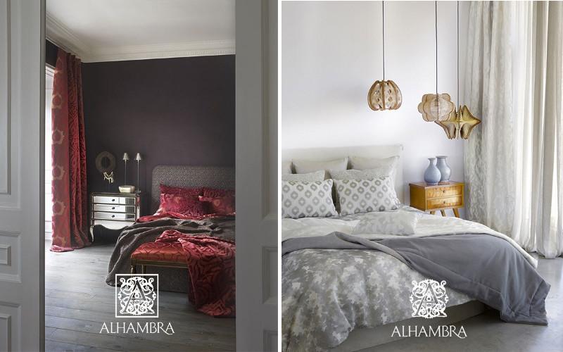 Im Schlafzimmer können Sie entweder Verdunkelungsvorhänge (links) oder transparente Vorhänge verwenden. Foto Alhambra