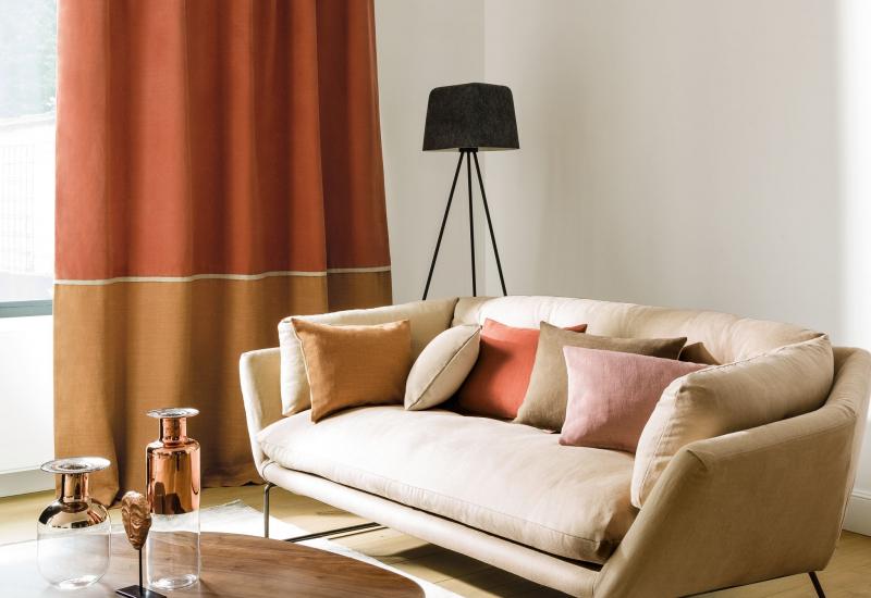 „Pikantná medová“ ist ideal in Kombination mit neutralen Tönen, Pastelltönen, goldenen oder grauen Farben, oder auch kräftigeren Rottönen oder Blaugrün. Foto Casamance