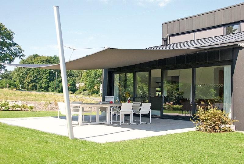 Slnečná plachta Soliday ako súčasť rodinného domu