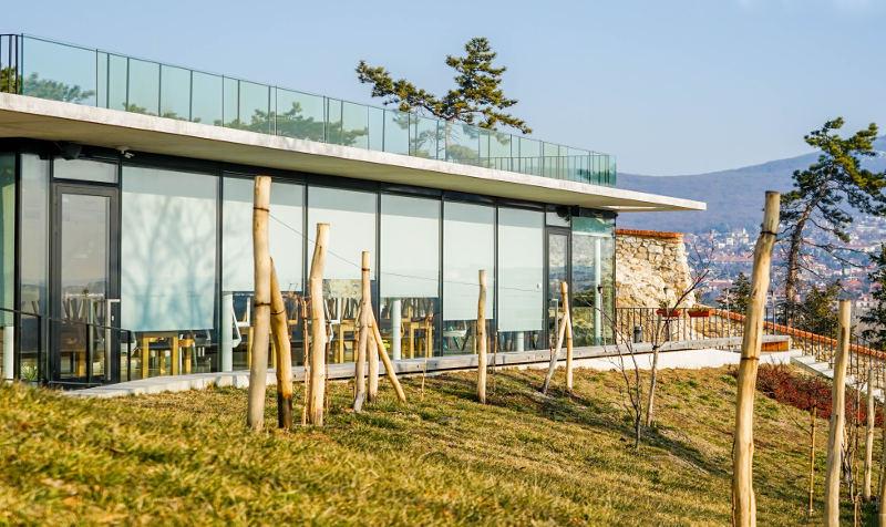 Screeny v reštaurácii na Nitrianskom hrade pri pohľade z exteriéru. foto Profirol