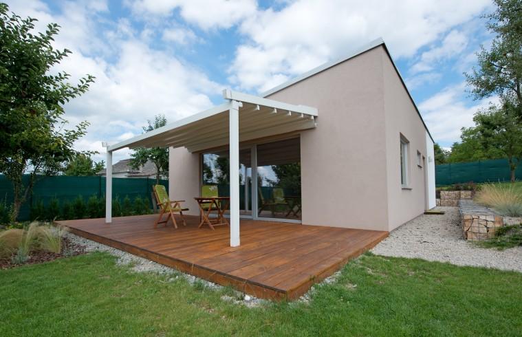 Eine einfache und leichte Pergola stellt keinen finanziellen Druck auf eine Familie dar. Auf dem Bild ist eine Pergola Med Viva von der Firma Gibus zu sehen