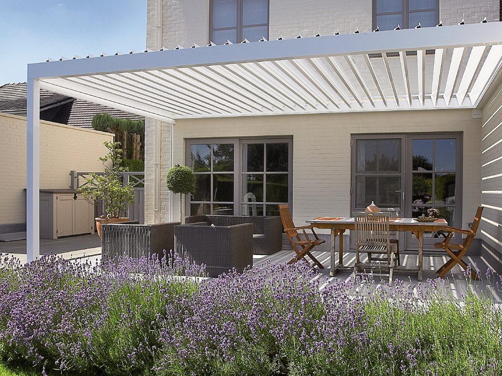Bevor Sie eine Pergola auswählen, sollten Sie sorgfältig überlegen, welchen Zweck sie erfüllen soll. Wählen Sie den entsprechenden Typ, aber auch die passenden Accessoires und Ausstattungen. Auf dem Bild ist eine Pergola Algarve von der Firma Renson zu sehen Pergola Algarve Renson